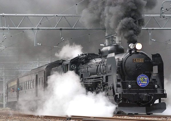 Comment planifier une traversée des Alpes en train, en passant par la Suisse et l'Italie ?