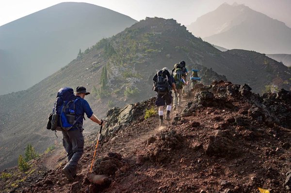 Comment choisir le bon équipement pour l'alpinisme en camping en montagne ?